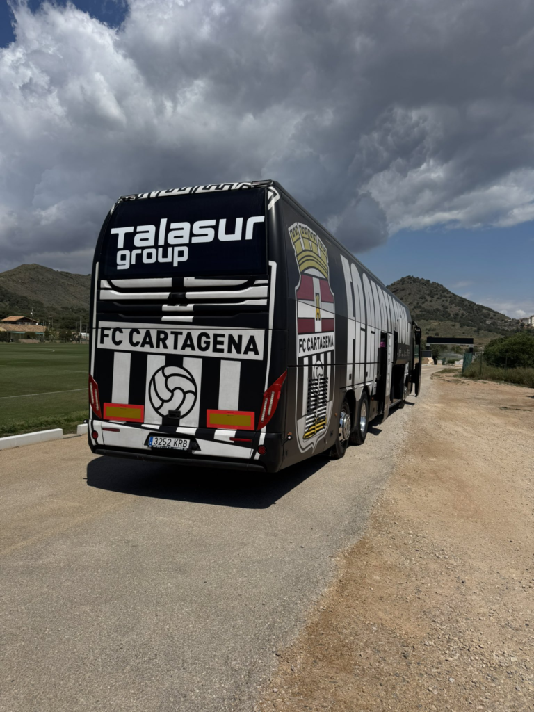 El autobús del Cartagena, camino de Zaragoza