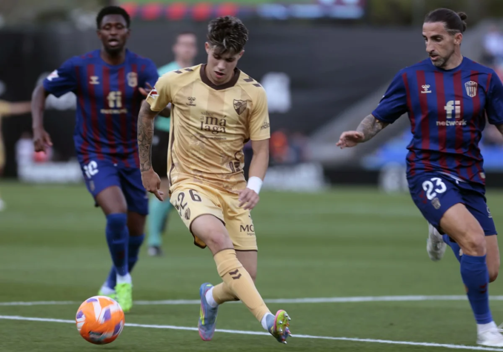 Antoñito, en una acción con el Málaga ante el Eldense