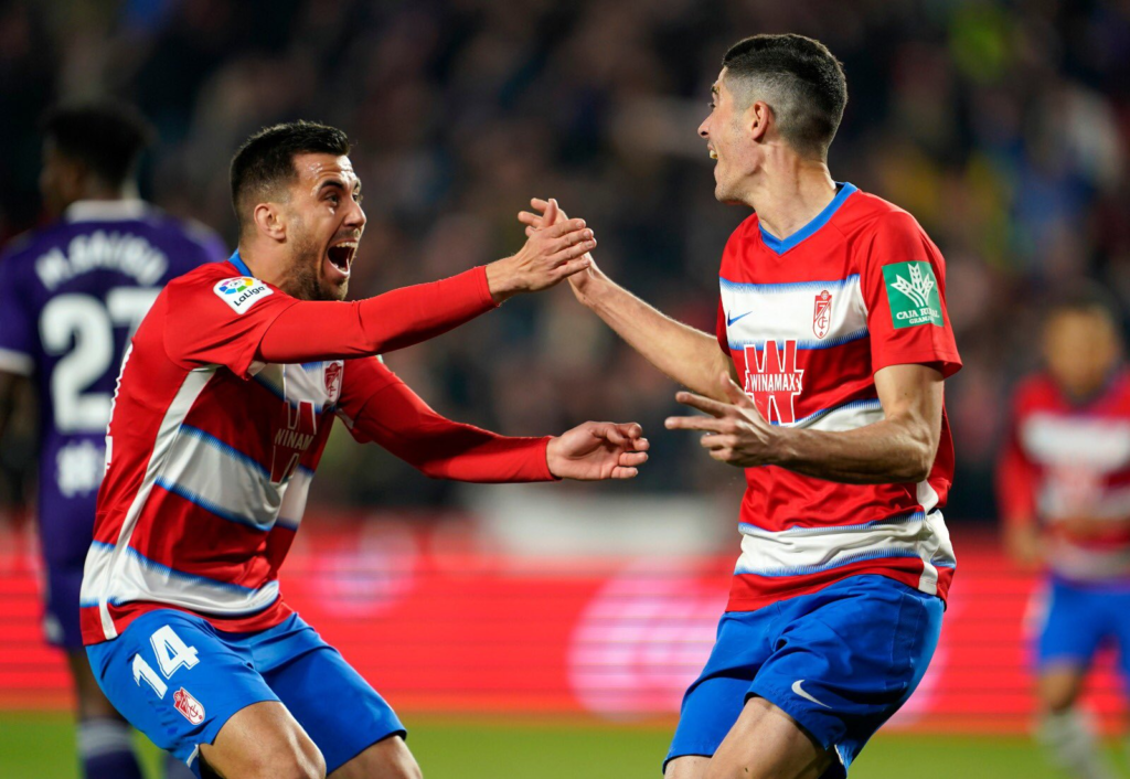 Carlos Fernández, celebrando un gol con el Granada