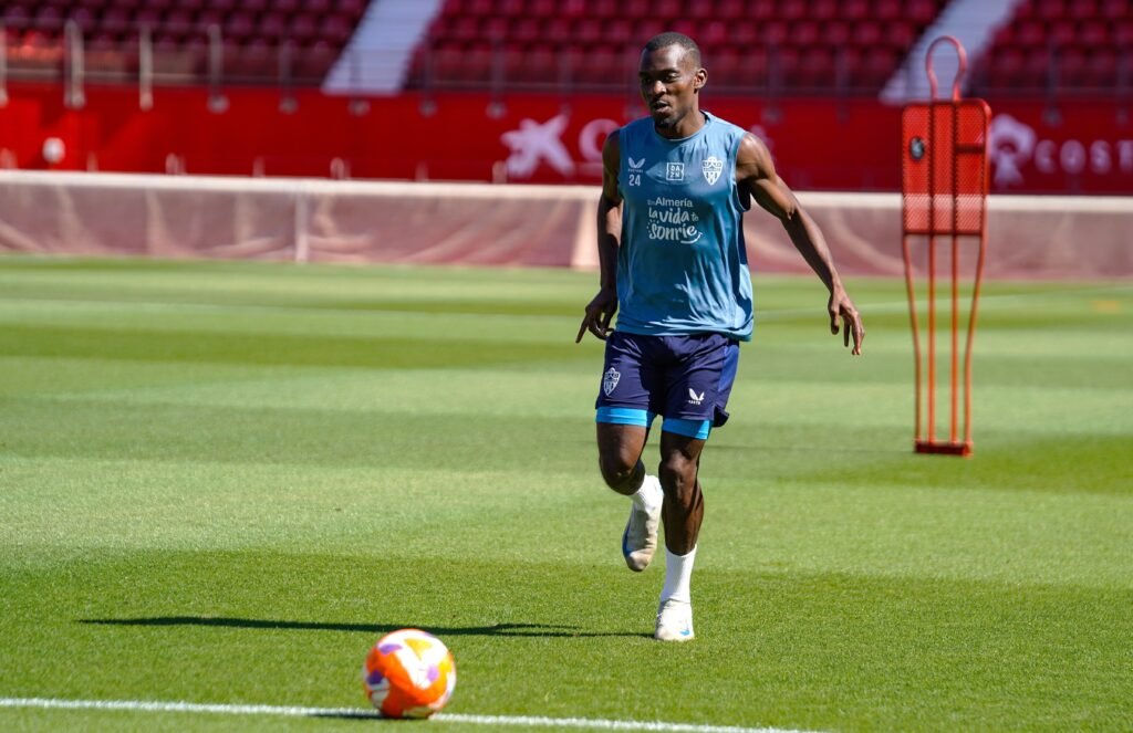 Bruno Langa cuenta con interés para salir del Almería