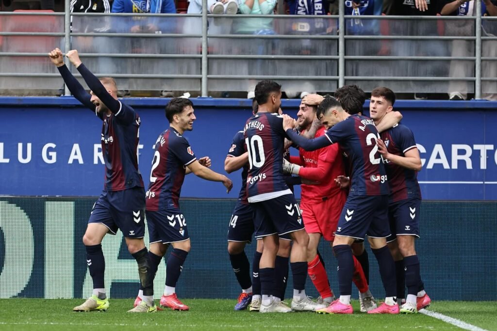 Matheus Pereira felicita a Magu por su gol esta temporada con el Eibar