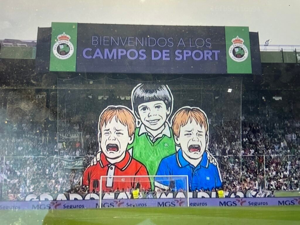 En el campo del Racing se mostró un tifo que se puede considerar provocador
