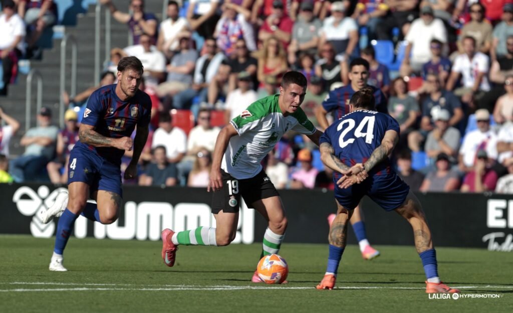 Acción del partido entre Racing y Eldense