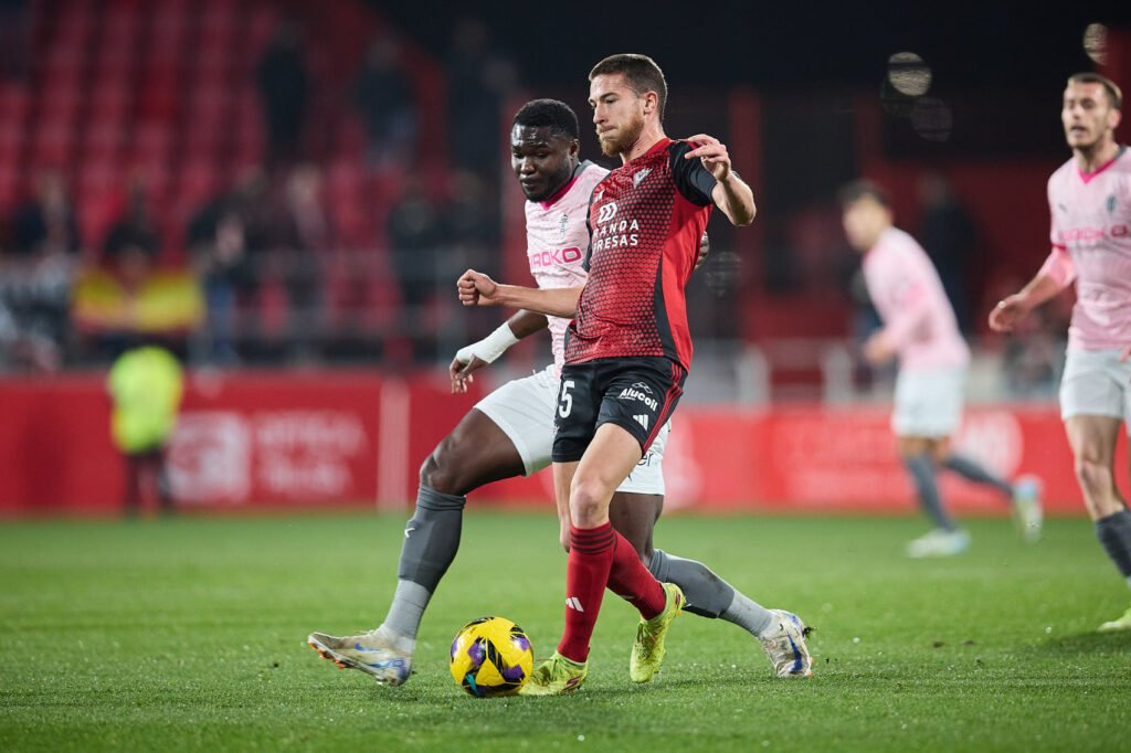 Pablo Tomeo en una acción con el Mirandés en LaLiga Hypermotion