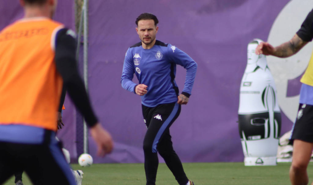 Iván Sánchez entrenando con el Real Valladolid. Fuente: Blanquivioletas.