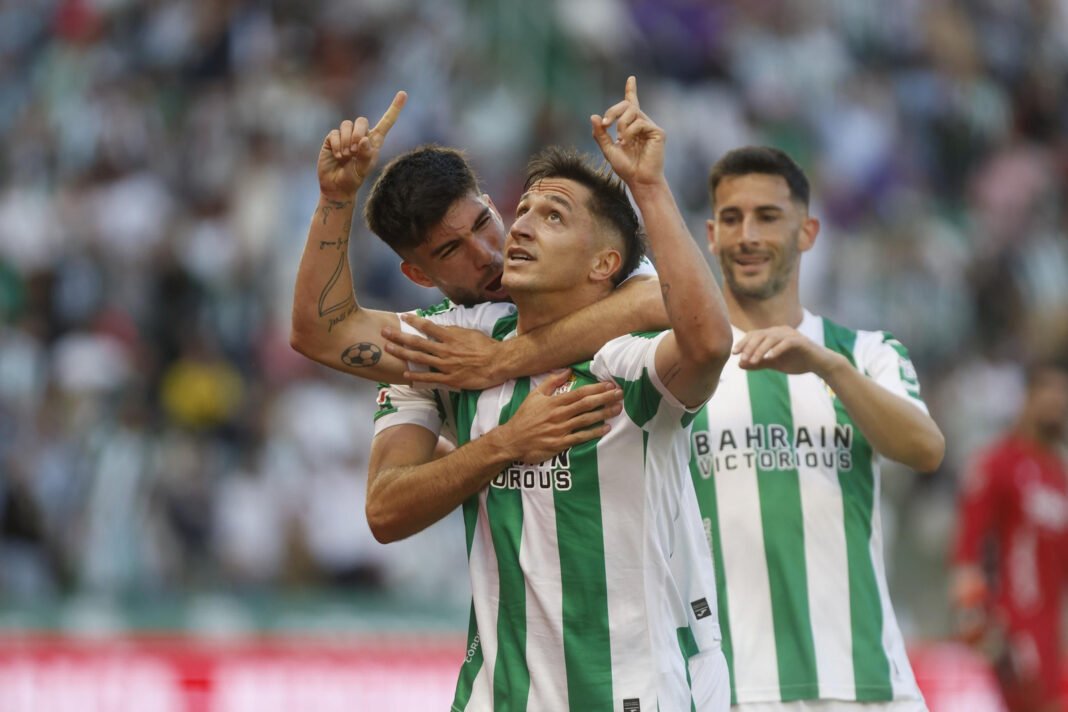Carracedo celebra un gol junto a Theo Zidano