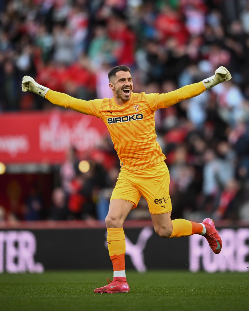 Rubén Yáñez celebra con el Sporting