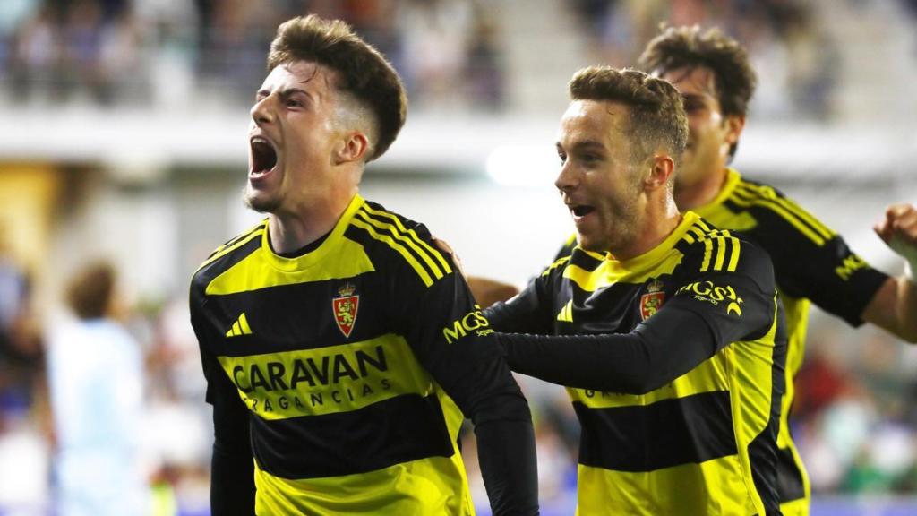 Adrián Liso, Marc Aguado e Iván Azón celebrando un gol con el Real Zaragoza