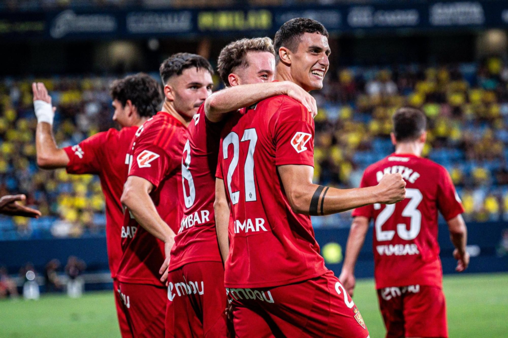 Marcos Luna celebrando su gol ante el Cádiz con el Real Zaragoza
