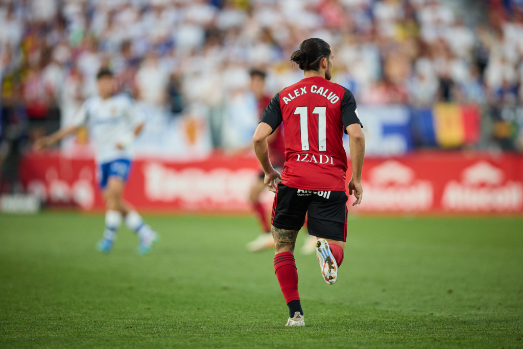 Álex Calvo en un partido con el Mirandés