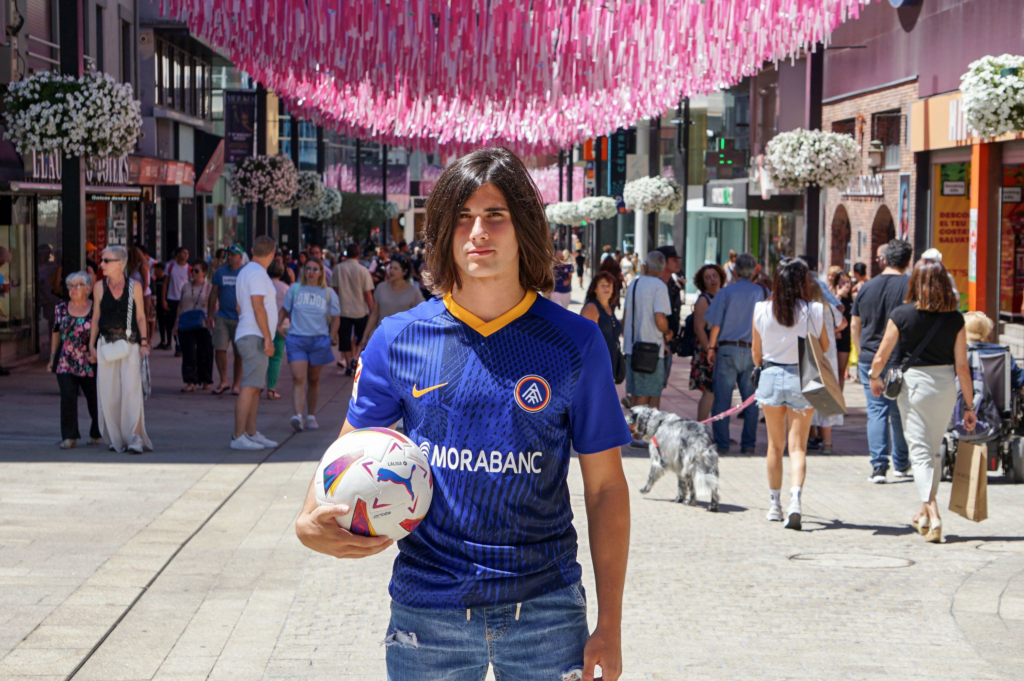 Álex Calvo con la camiseta del Andorra