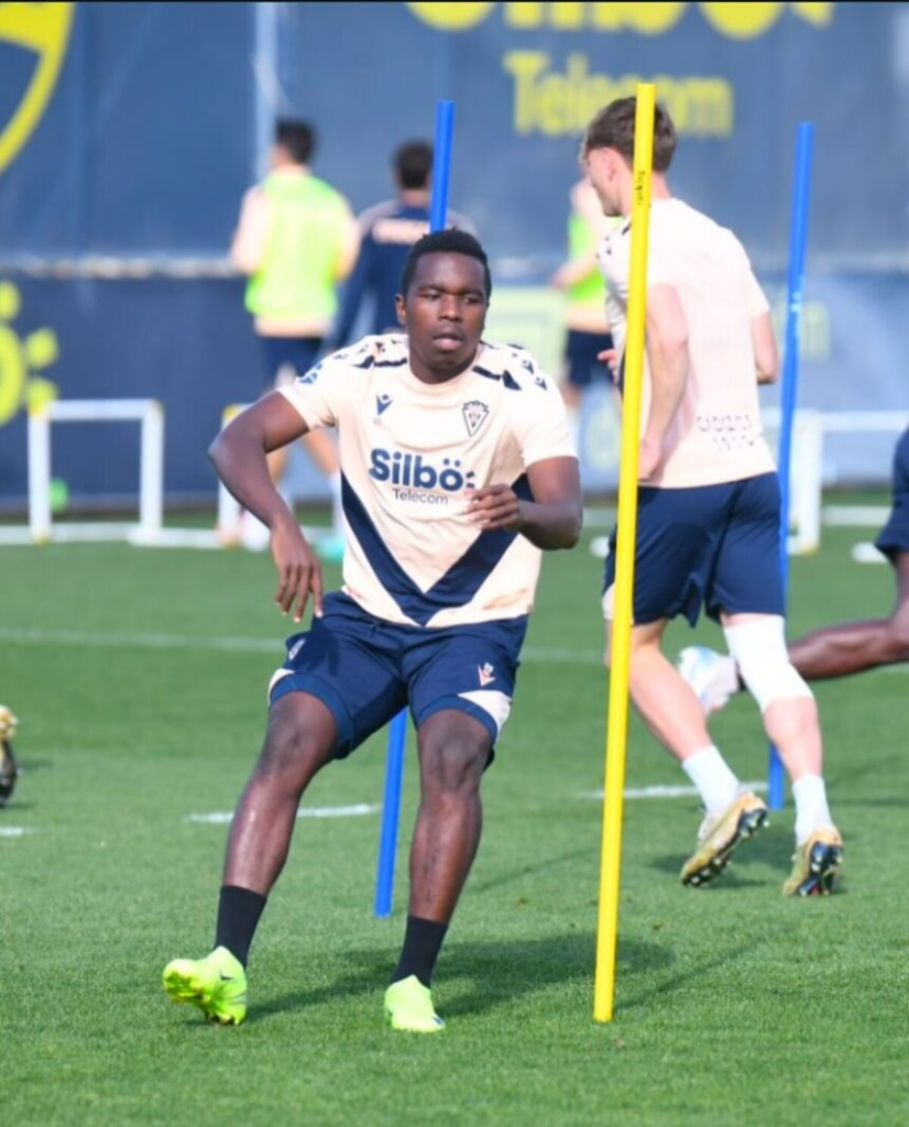 El Cádiz busca fórmulas para firmar a Olguin