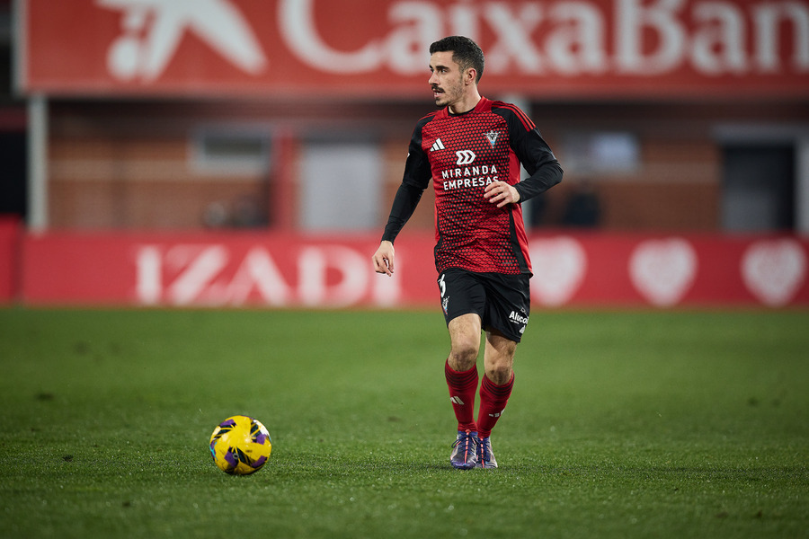 Julio Alonso, nuevo fichaje del Huesca, disputando un partido en Anduva