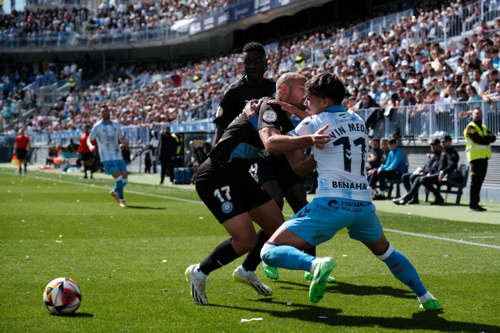 Kevin Medina en una disputa con el Málaga, es objetivo del Córdoba