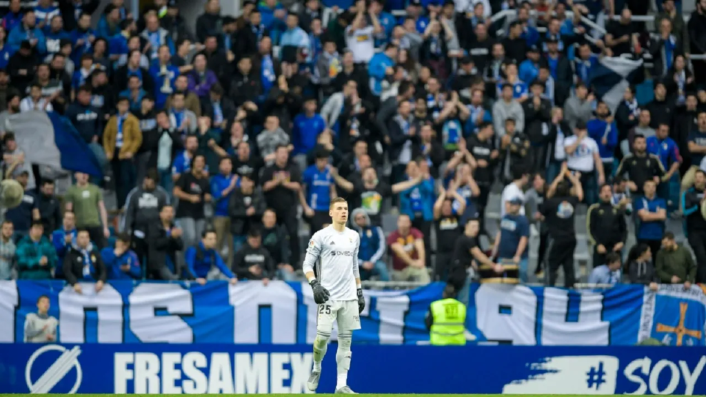 Lunin, defendiendo los colores del Real Oviedo
