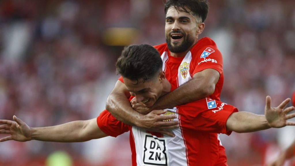 Arribas celebra con Arnau el segundo del Almería