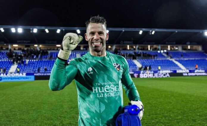 Dani-Jimenez-celebra-su-partido-e1733927337987 El Huesca se queda con su portero (Dani Jiménez)