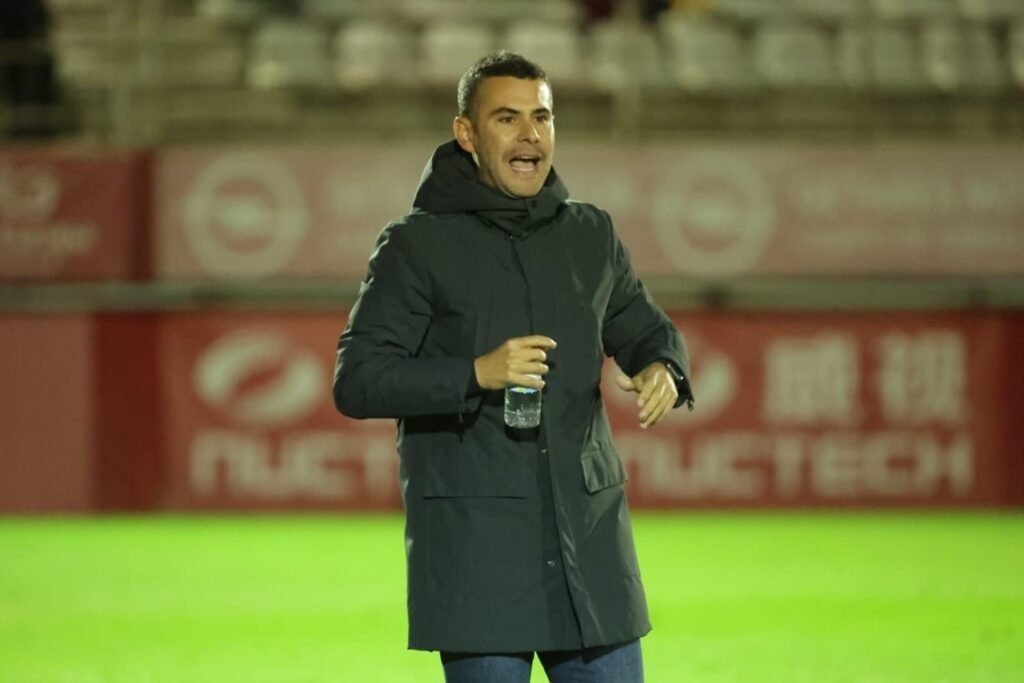 Fran Justo no hizo cambios en el primer partido del Mirandés