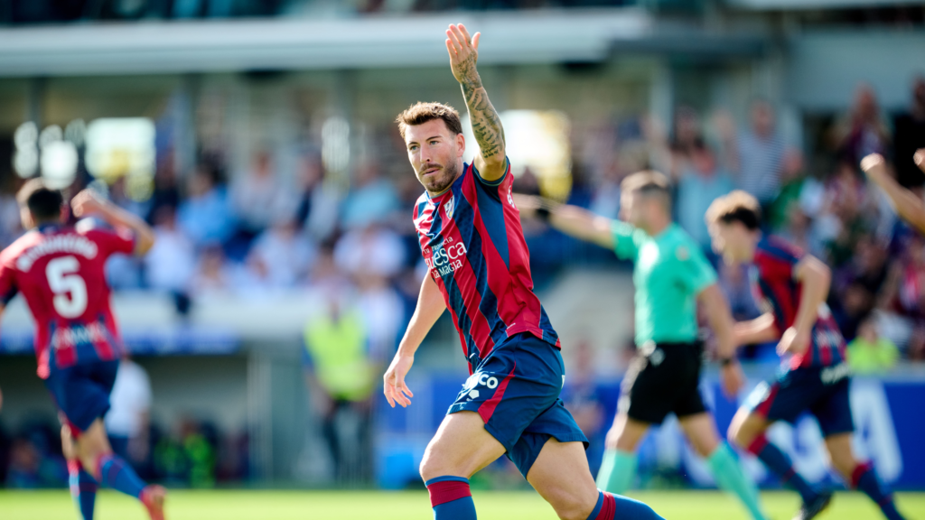 Sergi Enrich celebrando un gol con el SD Huesca