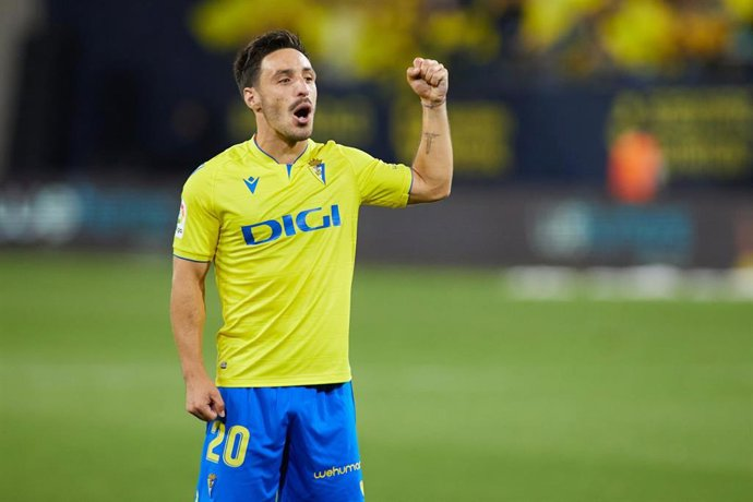 Iza seguirá en el Cádiz