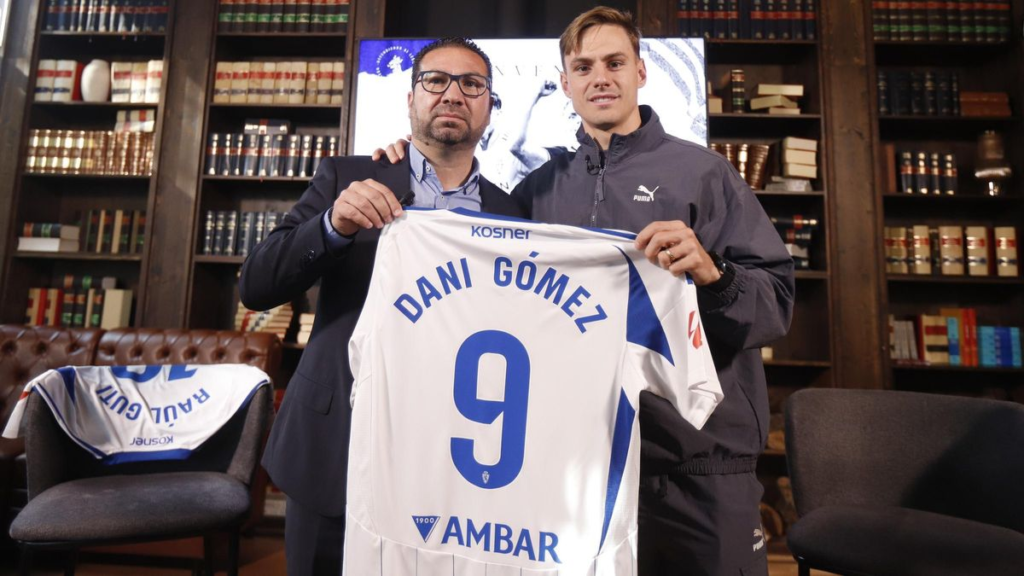 Dani Gómez en su presentación con el Real Zaragoza