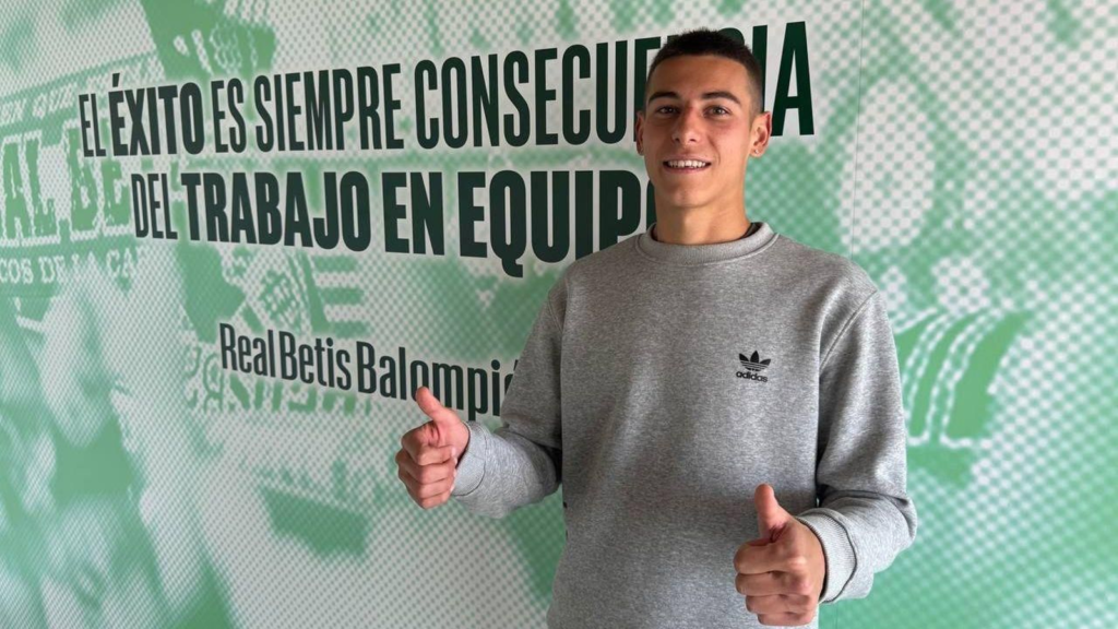 Sergio Arribas, central del Betis, acabará en el Huesca