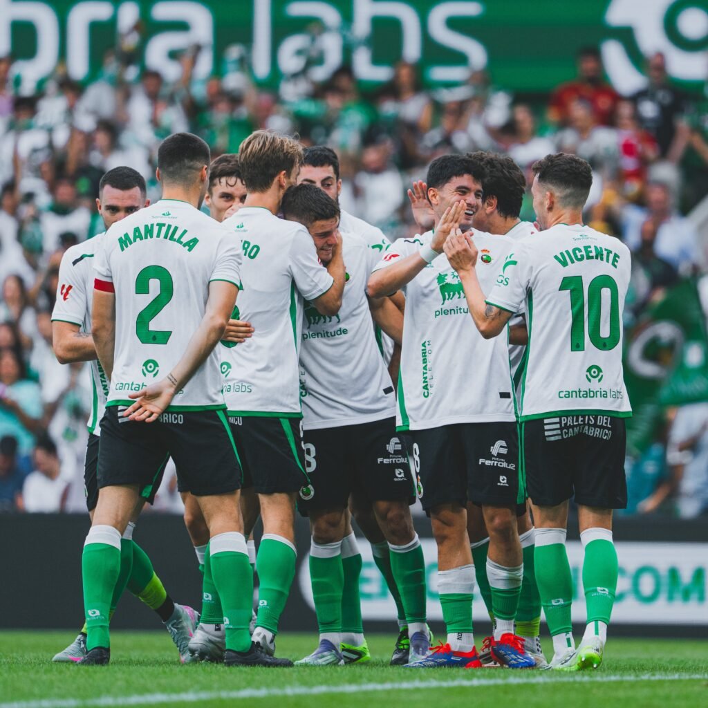 Un Racing letal deja al Ceuta abajo 1 El Racing goleó al Ceuta y es líder