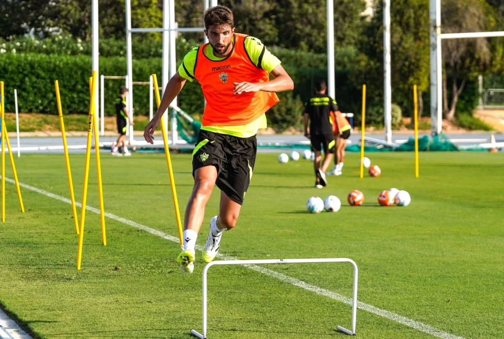 Édgar ya está oficialmente fuera del Almería