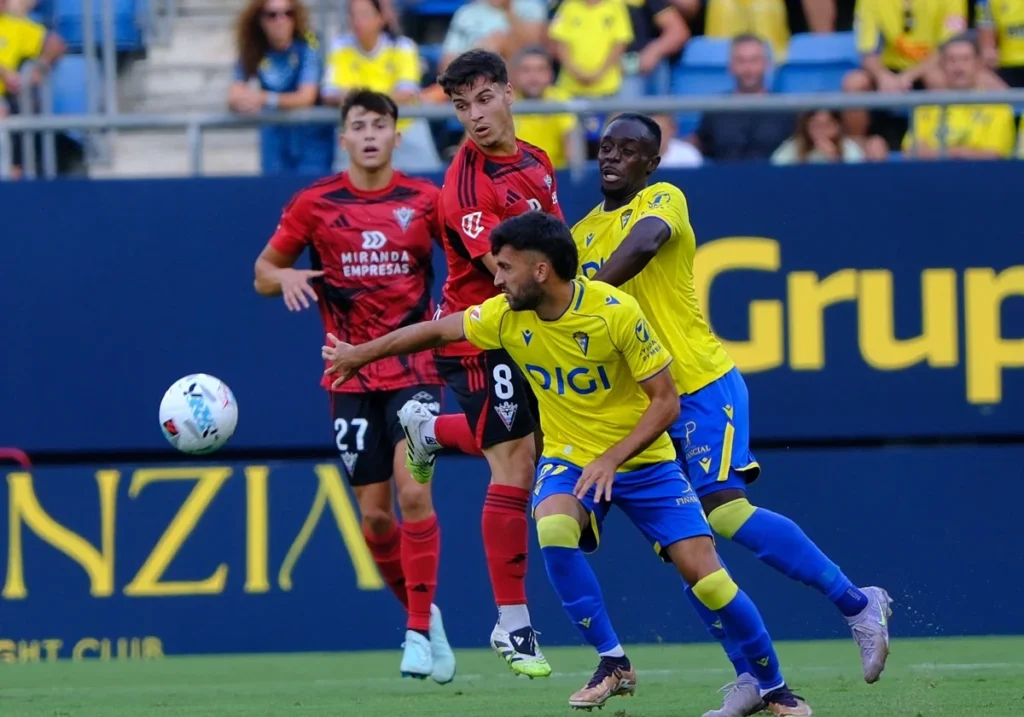 El Cádiz se lleva la victoria ante un Mirandés en inferioridad 1 Cadiz Mirandes
