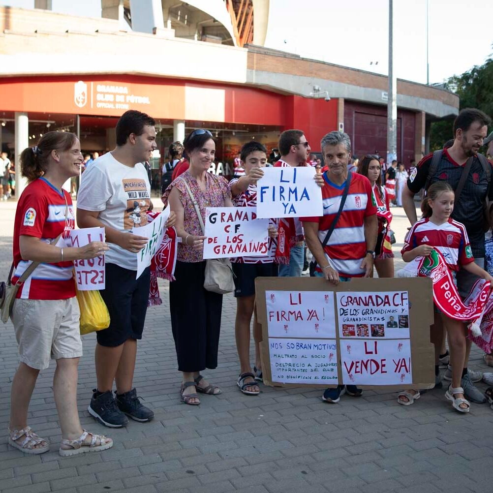 Foto Antonio L Juarez protestas Granada CF Al Wahda 2 1 edited