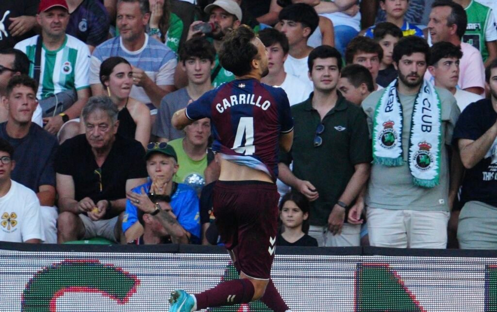 Carrillo, nuevo fichaje del Huesca, celebrando ante el Racing