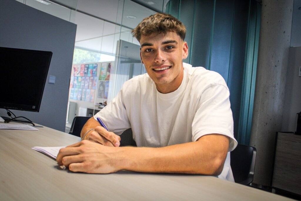 Dani Martín firmando por el Huesca