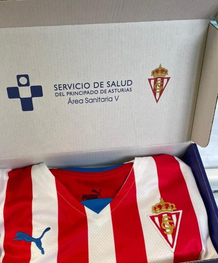 El Real Sporting manda a los más pequeños camisetas del equipo.