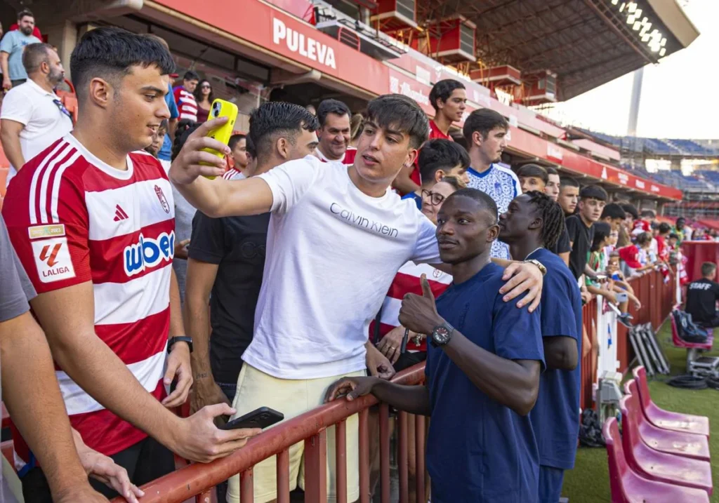 Diallo se presenta a la afición pero no puede entrenar