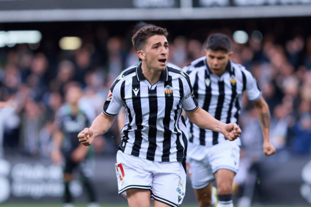 Álex Calatrava va a renovar con el CD Castellón
