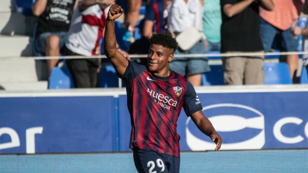 El canterano del Huesca que sigue generando ingresos 1 Kevin Carlos celebrando un gol con el Huesca