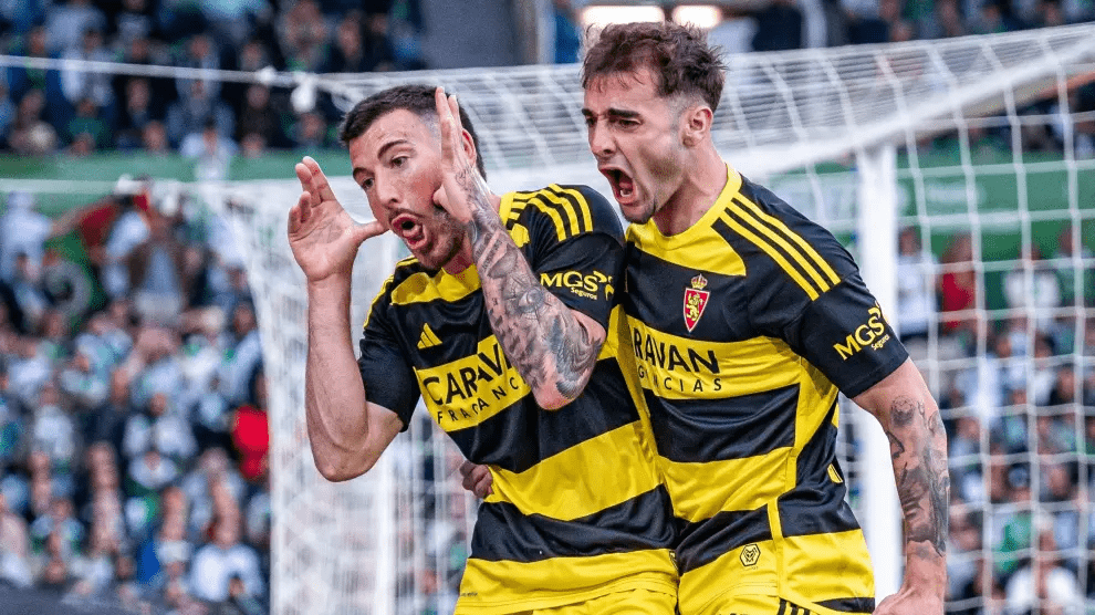 Marcos Cuenca celebrando un gol con el Real Zaragoza