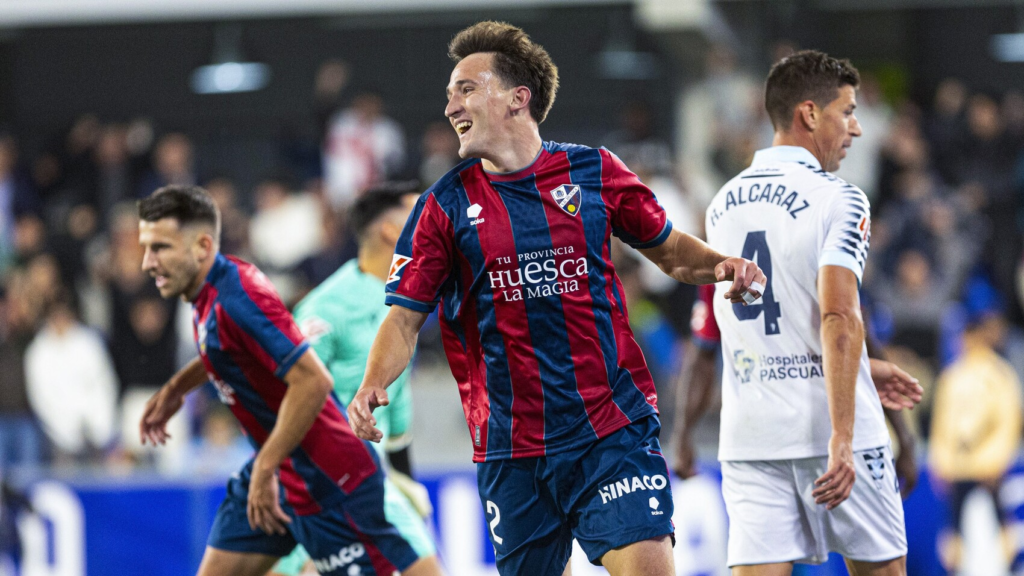 Kortajarena celebra un gol con el Huesca