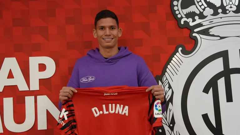 Las pretensiones del RCD Mallorca alejan a Daniel Luna del Sporting Gijón.