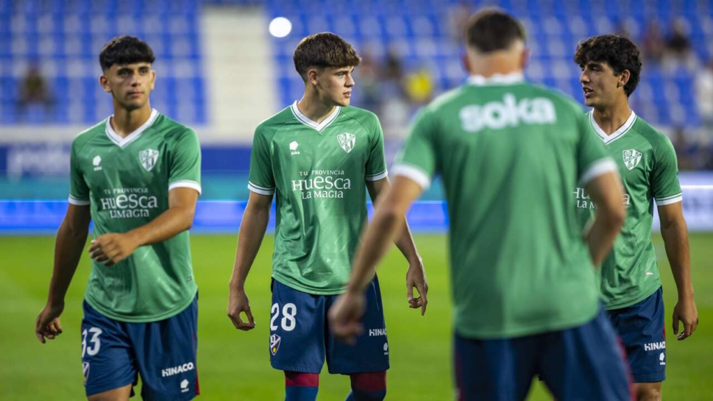 Ayman junto a tres compañeros del Huesca calentando 