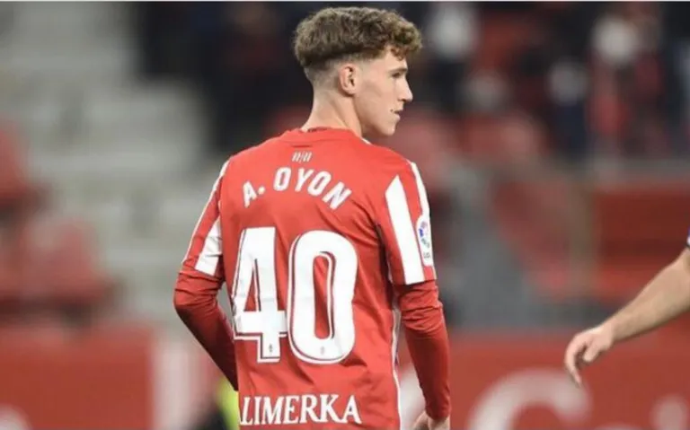 Álex Oyón y el Sporting buscan evitar otro alo en blanco. El canyterano ha ido puesto en el memrcado.