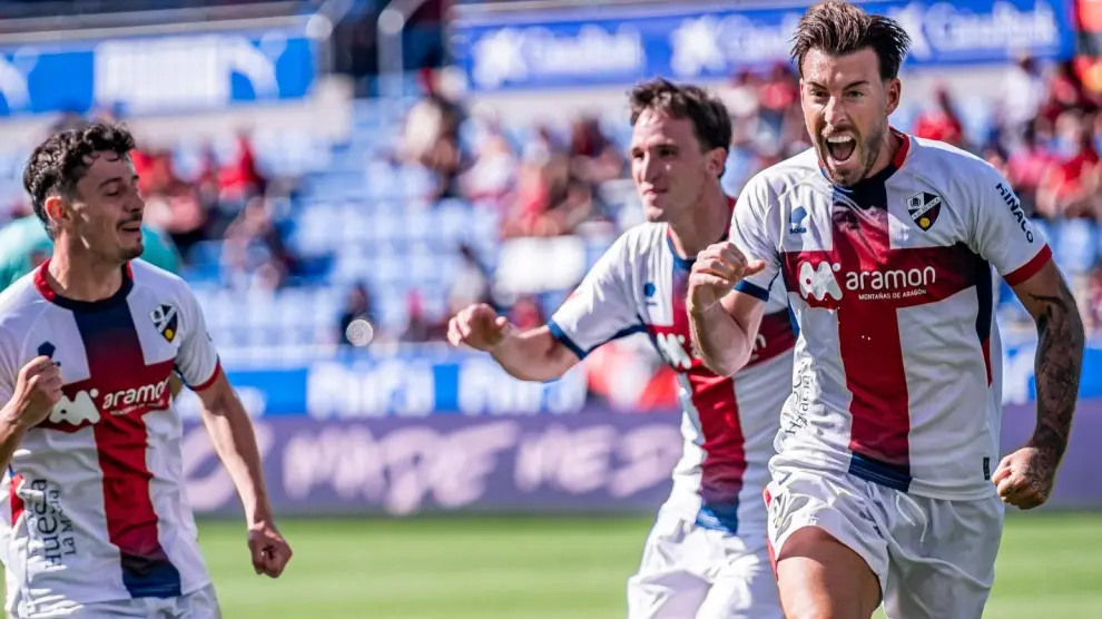 Sergi Enrich celebrando su gol con la Sociedad Deportiva Huesca ante el Mirandés
