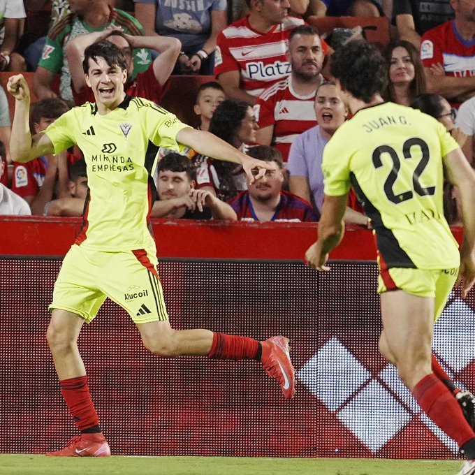 Gonzalo Petit celebra el gol del Mirandés que daba la victoria ante el Granada