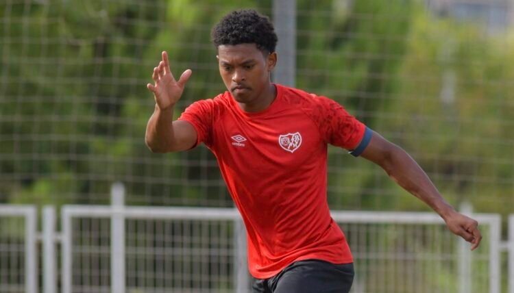 Un exjugador del CD Castellón en Conference League 1 img 0613 1 750x428 1