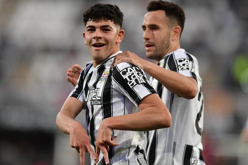 Salim El Jebari, nuevo refuerzo del Mirandés, celebrando un gol con el Cartagena
