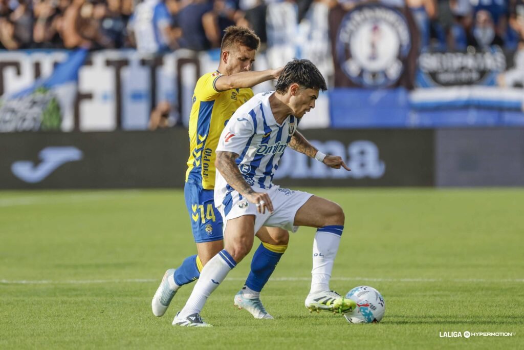 Juan Cruz (Leganés) y Manu Fuster (Las Palmas) en un duelo