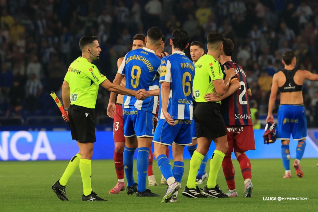 Jugadores del Depor y Huesca dándose la mano
