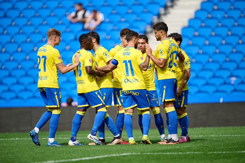 Juan Cala habla sobre una "plantilla dividida" que ha devuelto la ilusión en Cádiz 1 Jugadores del Cádiz CF durante el encuentro ante la Real Sociedad B