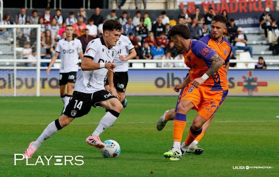 La solución del Burgos CF estaba en casa 2 David González encarando a dos jugadores del Málaga