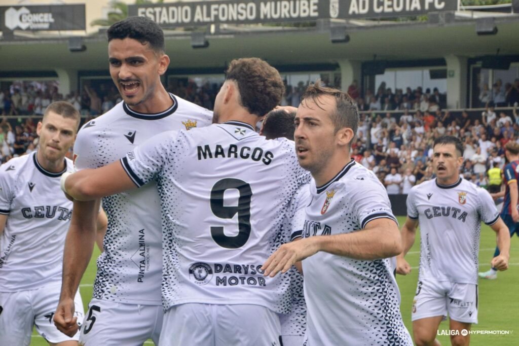 El Ceuta celebrando el primer gol